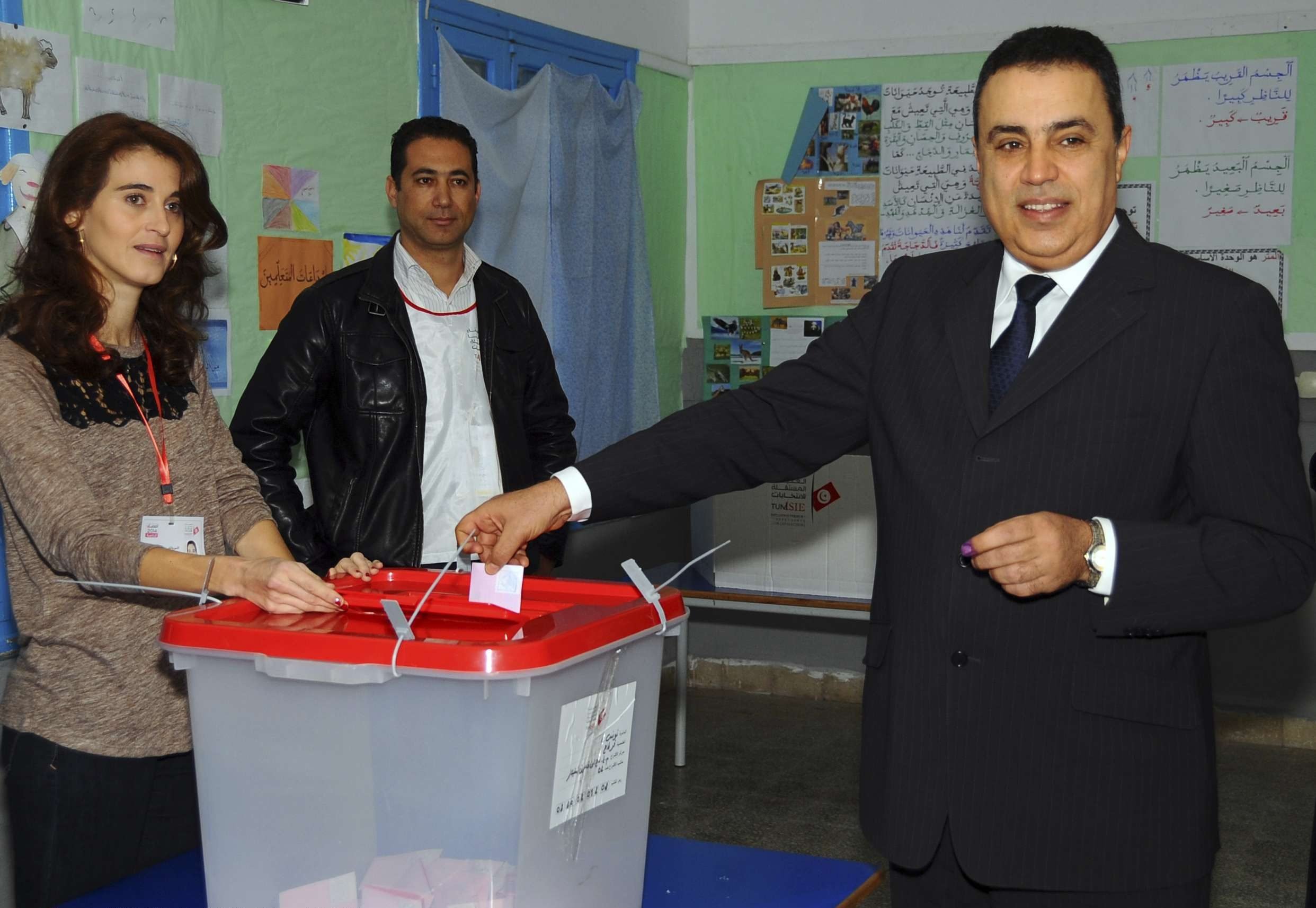 Mehdi Jomâa plaçant son bulletin dans l'urne lors de l'élection présidentielle tunisienne de 2014. © Hassene Dridi/AP/SIPA