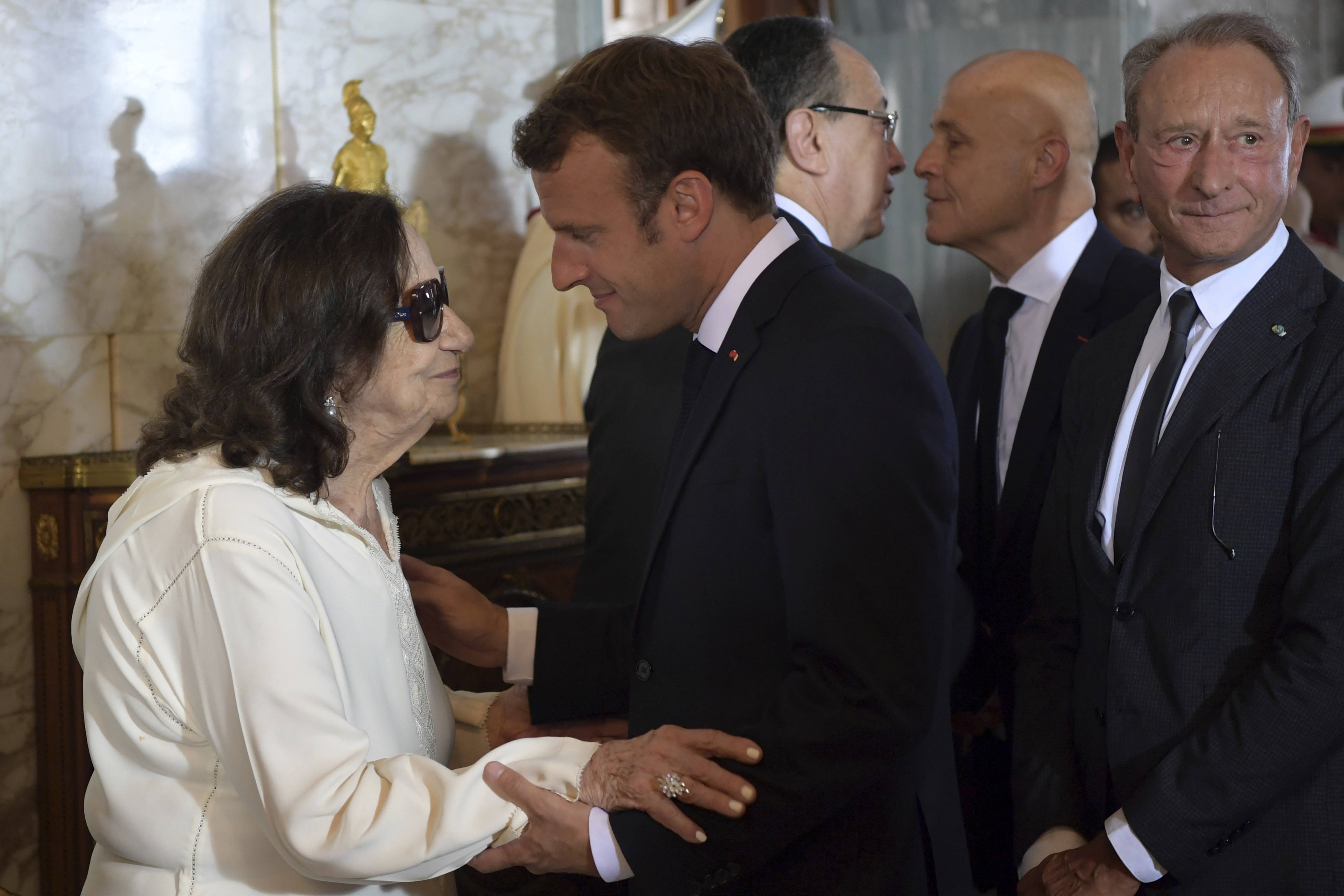 Chadlia Caïd Essebsi recevant les condoléances du président français Emmanuel Macron lors des funérailles officielles de son mari, samedi 27 juillet 2019 à Tunis.