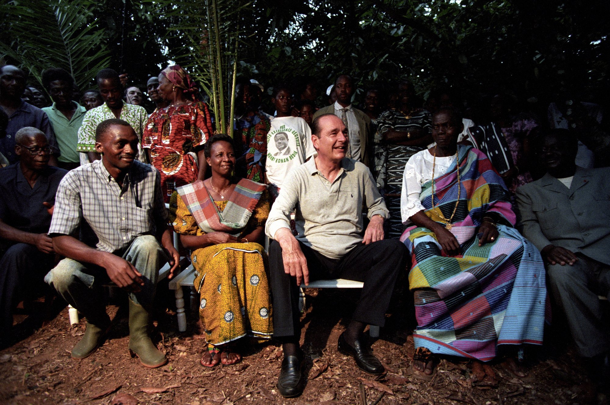 Cote d' Ivoire1995, French president Jacques Chirac on an official visit to the Cote d'Ivoire (Ivory Coast) meeting with residents of a small village in the midst of the jungle., (Photo by Francis Apesteguy/Getty Images) © Francis Apesteguy/Getty