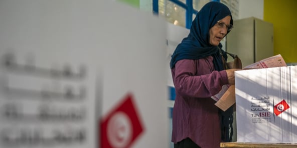 Une électrice plaçant son bulletin dans l'urne lors du scrutin législatif tunisien, dimanche 6 octobre 2019 (image d'illustration).