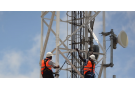 Des ouvriers sur une tour de télécoms Helios