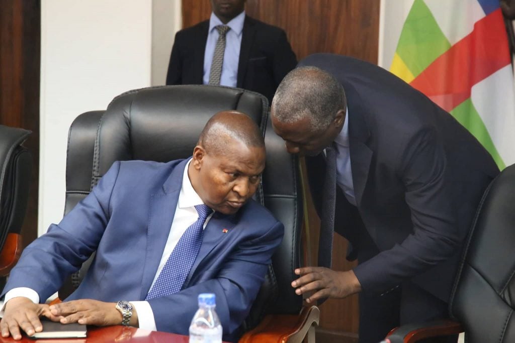 L’agro-industriel Pascal Bida Koyagbele parle à l’oreille du président Faustin-Archange Touadéra lors des discussions avec la mission rwandaises en janvier 2019. © Pacôme Pabandji pour JA