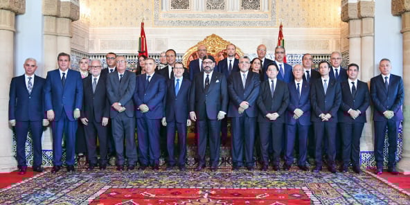Le roi Mohammed VI posant avec les membres du nouveau gouvernement, le 9 octobre, dans la salle du Trône, au Palais royal de Rabat.