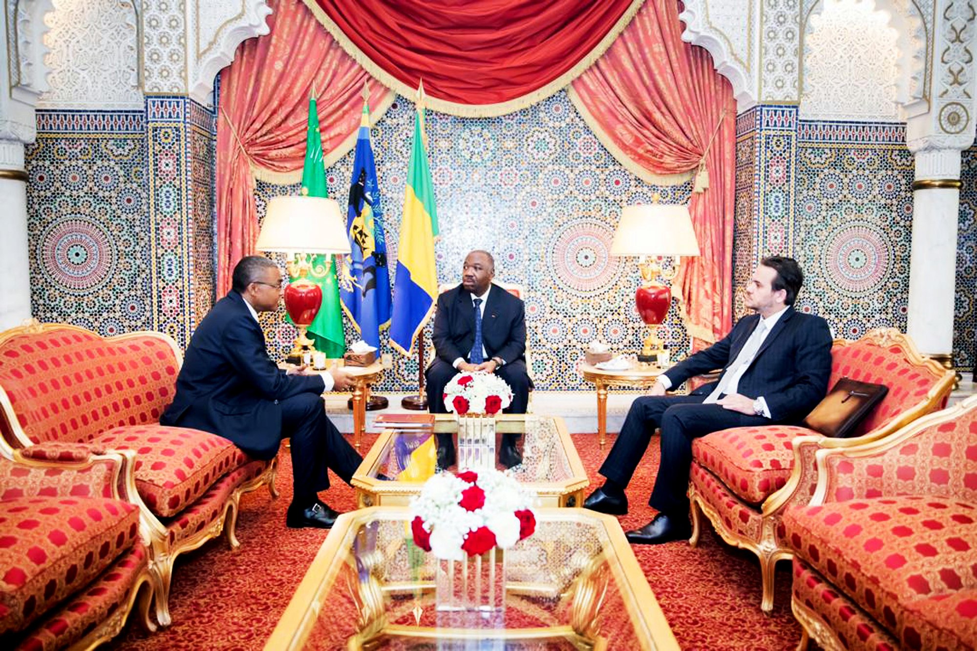 Avec son directeur de cabinet, Brice Laccruche Alihanga (à dr.), et le secrétaire général de la présidence, Jean-Yves Teale, en février. © Présidence du Gabon