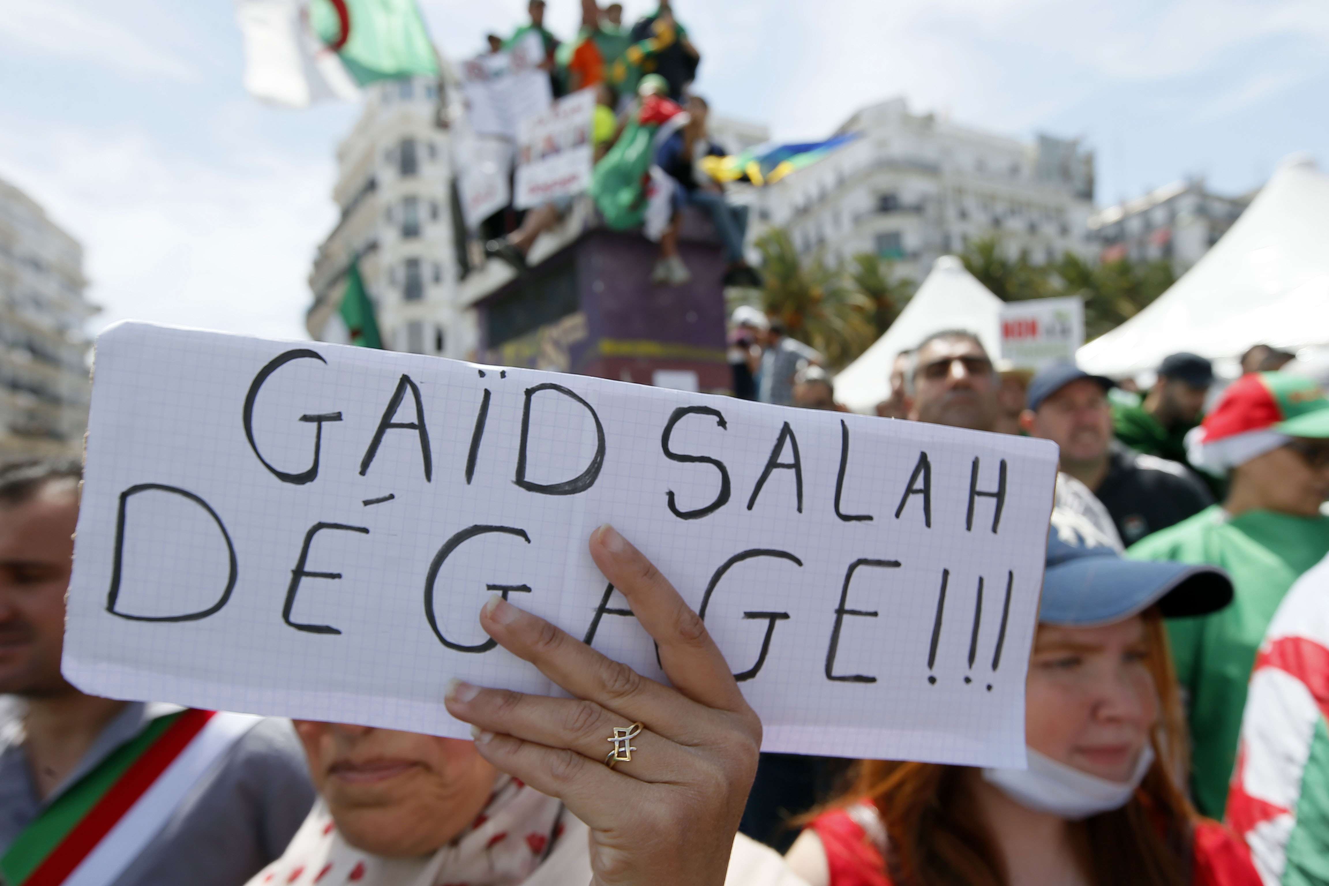 Une pancarte exigeant le départ du chef d'état-major de l'armée, le général Ahmed Gaïd Salah, en mai 2019 à Alger (image d'illustration).