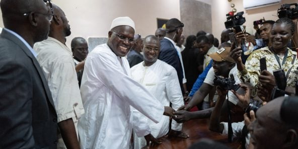 Khalifa Sall salue ses supporters après son allocution le 21 octobre à Dakar.