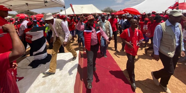 Mokgweetsi Masisi, président du Botswana et leader du BDP, arrive à un meeting dans un village à une quarantaine de kilomètres de Gaborone, le 22 octobre 2019.