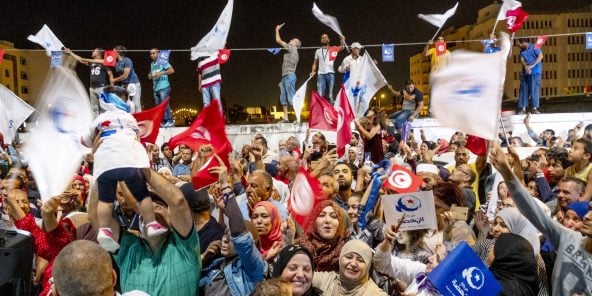 Des partisans d’Ennahdha célébrant la victoire du parti aux législatives, à Tunis.