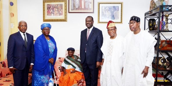 Thomas Boni Yayi (à dr.) et l’ancien président Nicéphore Soglo (à sa droite) avec une délégation de la Cedeao, en mars dernier.