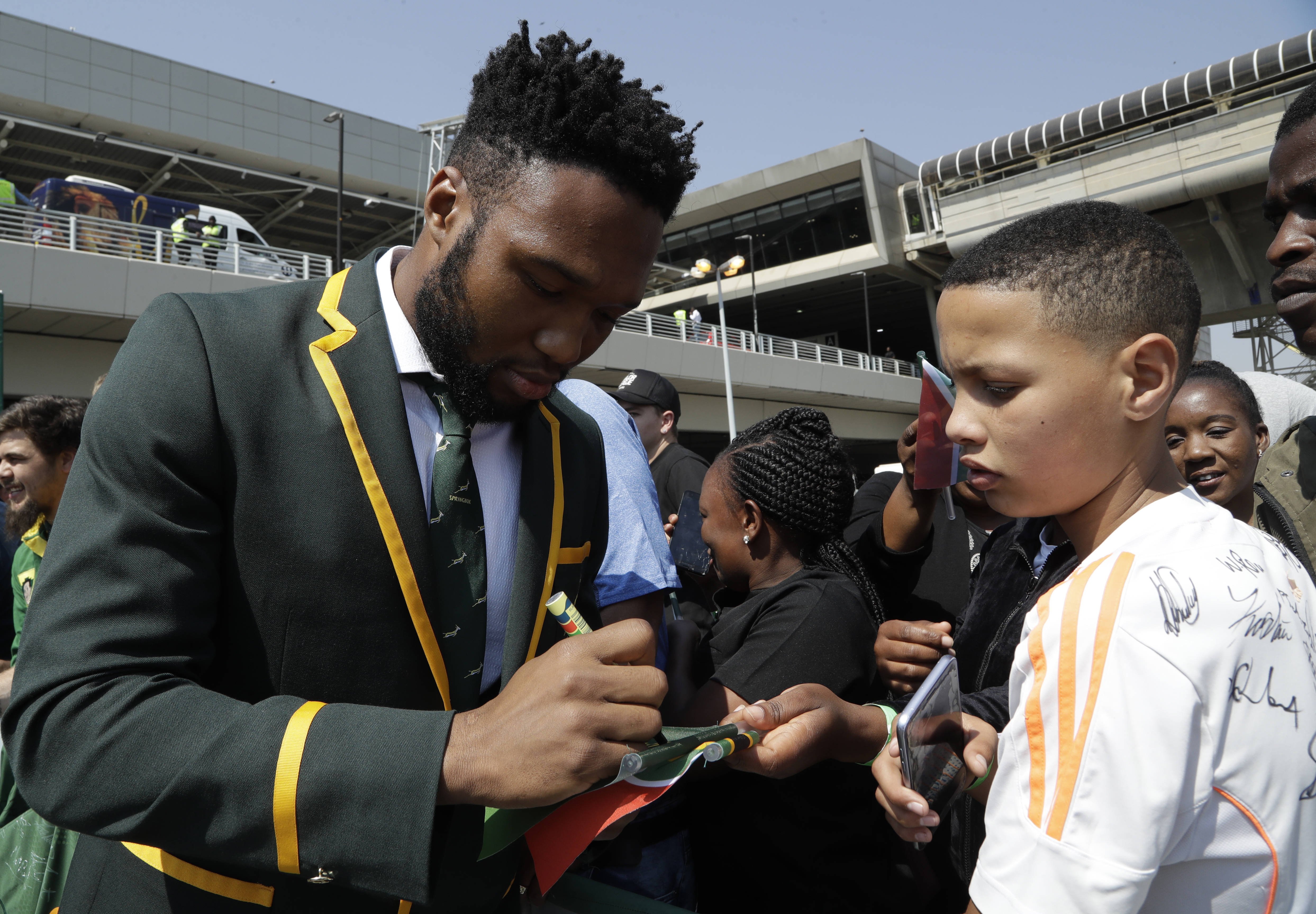 Siya Kolisi signant un autographe avant de s'envoler au Japon pour la Coupe du monde, vendredi 30 août à l'aéroport O.R. Thabo de Johannesburg.