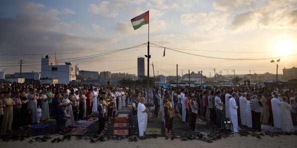 Les musulmans palestiniens prient pour marquer le premier jour de l’Aïd, à Gaza, le 11 août 2019.