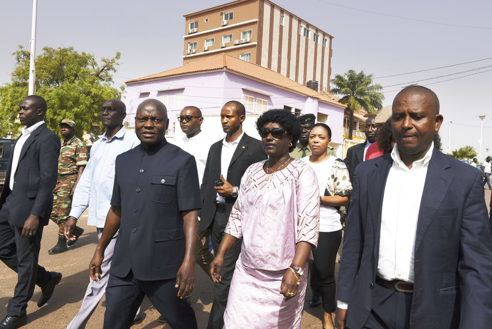 Exclu du PAIGC, l’ancien maire de Bissau (au centre) brigue sa propre succession en tant que candidat indépendant. © SEYLLOU/AFP