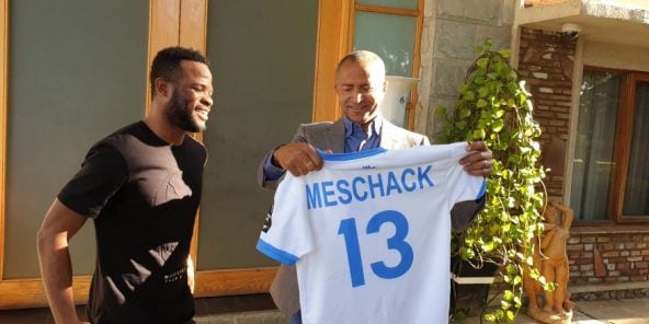 Meschak Elia, aux côtés de Moïse Katumbi, président du TP Mazembe, en juillet 2019 à Lubumbashi.