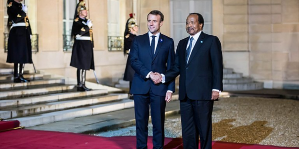 Le président français Emmanuel Macron et son homologue camerounais Paul Biya lors d'un dîner avant le Forum de Paris sur la Paix, en novembre 2019.