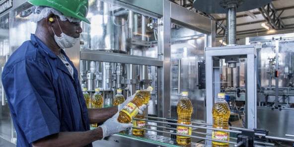 Guide investir Gabon 2018 -Olam Usine d’embouteillage d’huile de palme, Lambarene. Juillet 2018.© Jacques Torregano pour JA
