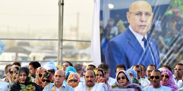 Le chef de l’État (à g.) aux côtés de Mohamed Ould Abdelaziz, lors d’un meeting de campagne, le 20 juin, à Nouakchott.