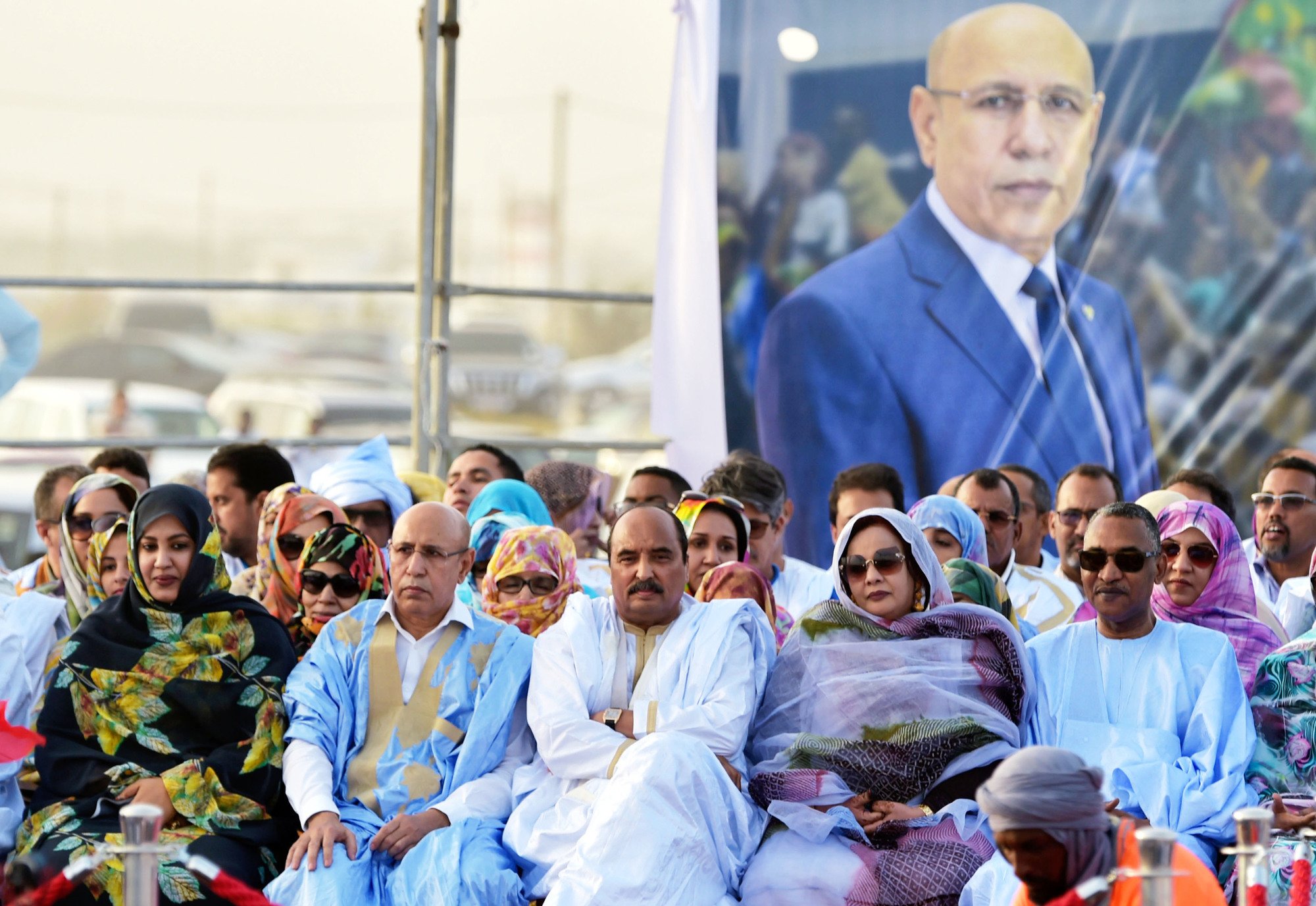 Le chef de l’État (à g.) aux côtés de Mohamed Ould Abdelaziz, lors d’un meeting de campagne, le 20 juin, à Nouakchott.