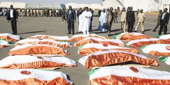 Mahamadou Issoufou lors de l’hommage, le 13 décembre, aux 71 soldats morts à Inates.