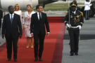 Le président ivoirien Alassane Ouattara accueillant son homologue français Emmanuel Macron, le vendredi 20 décembre 2019 à Abidjan.