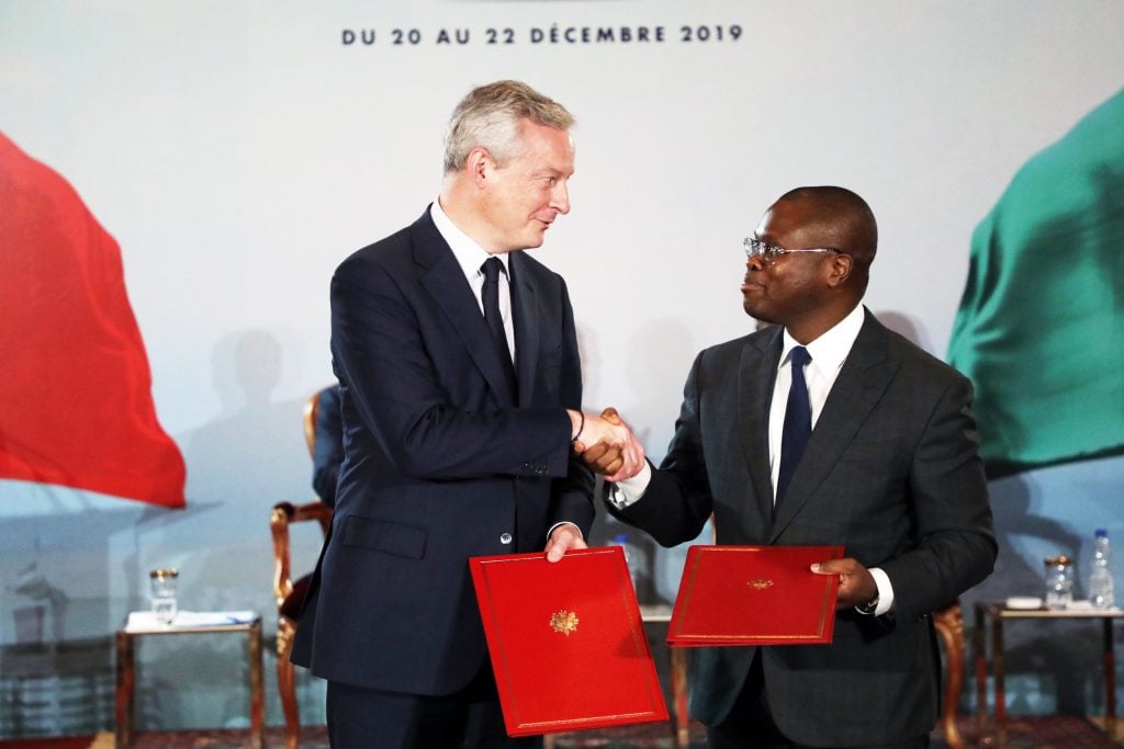 Le ministre français des Finances, Bruno Le Maire, et son homologue béninois, Romuald Wadagni, à Abidjan, le 21 décembre 2019.