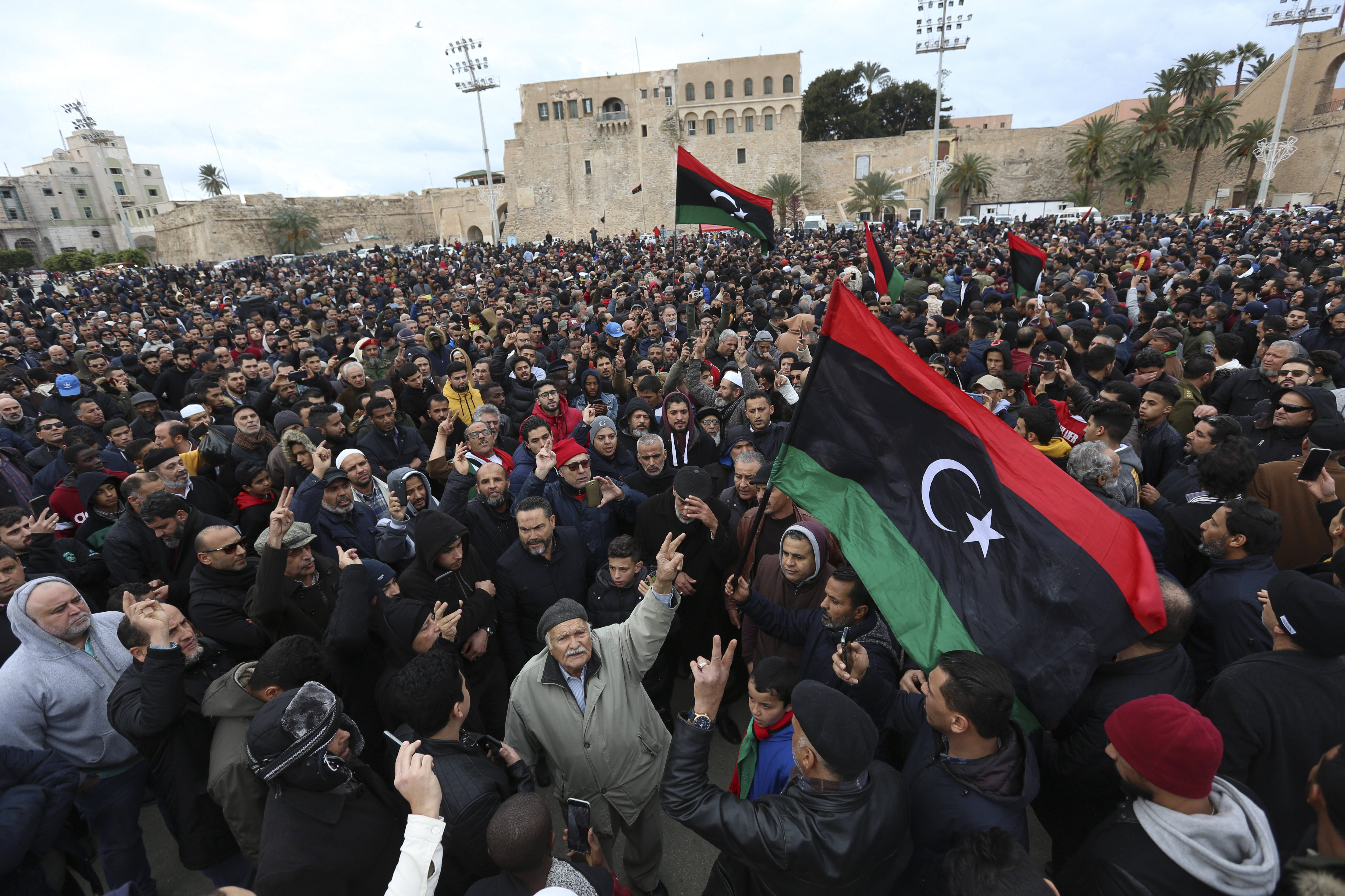 A Tripoli, des Libyens assistent aux funérailles de militaires, le 5 janvier 2020.