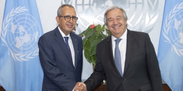 Le représentant permanent de la Tunisie à l’ONU, Moncef Baati, et le secrétaire général des Nations unies, Antonio Guterres, en septembre 2019.