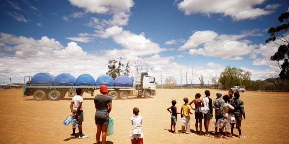 La fondation Gift of the Givers distribue de l’eau aux habitants de Graaff-Reinet, le 14 novembre 2019.