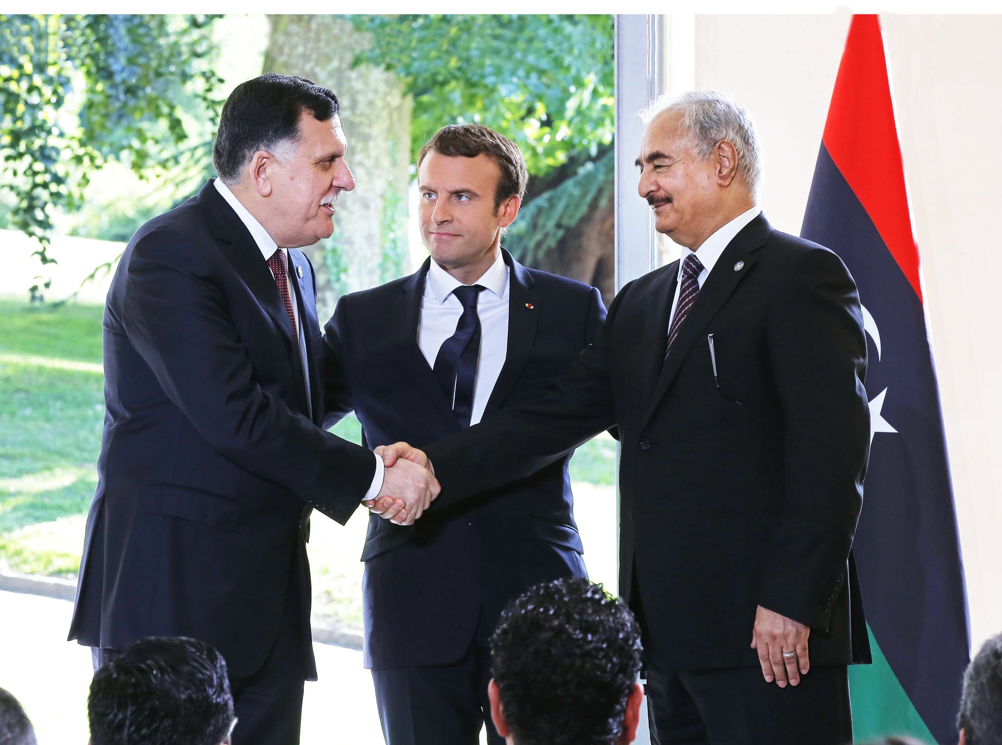 De g. à dr., Fayez el-Sarraj, Emmanuel Macron et Khalifa Haftar, à La-Celle-Saint-Cloud, en 2017.