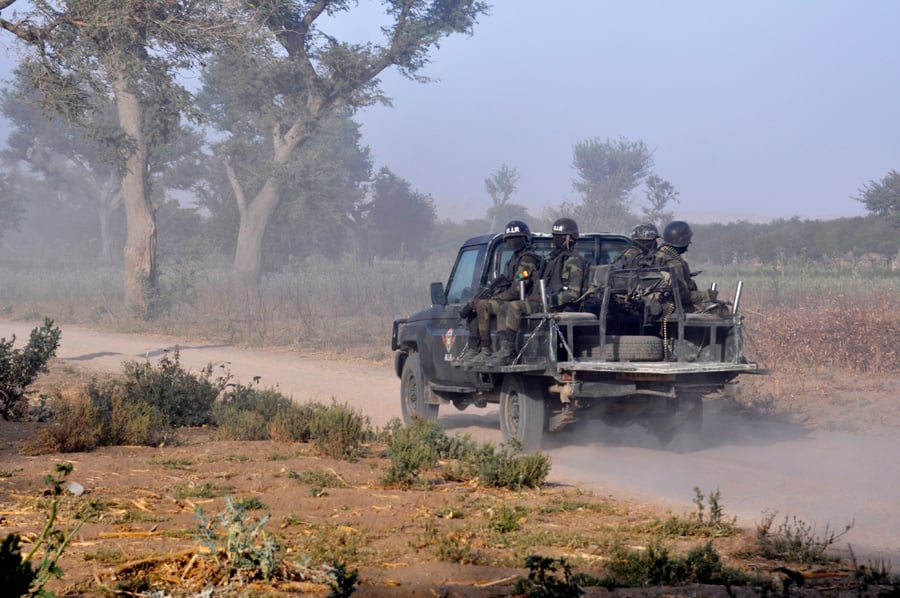 Patrouille d'intervention du Bataillon d'intervention rapide dans la périphérie de Mosogo, en mars. © Reinnier KAZE / AFP