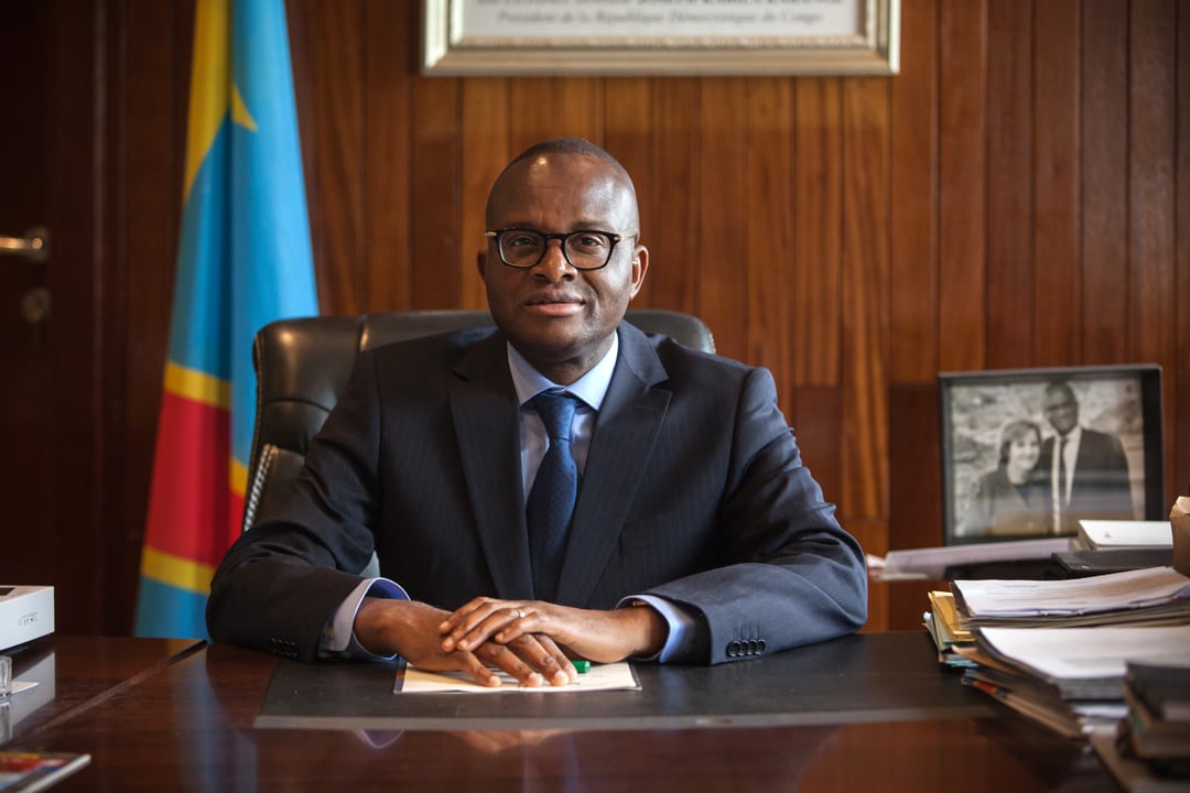 Maker Mwangu, Ministre de l'Enseignement de la République démocratique du Congo, pose dans son bureau de Kinshasa le 23 juin 2016.