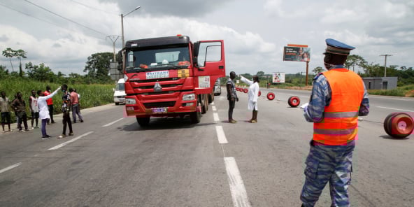 Le personnel de santé prend la température d’un homme à Abidjan, le 30 mars 2020.