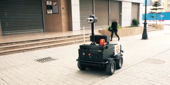 Le robot PGuard veille au respect du confinement dans les rues de Tunis.