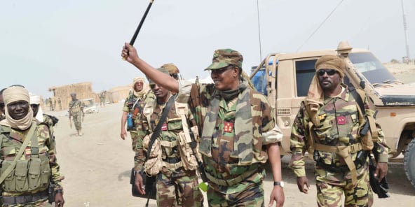 Idriss Déby avec avec ses troupe près du lac Tchad, le 4 avril 2020.