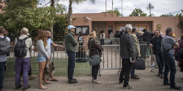Des Français coincés au Maroc font la queue devant le consulat de France à Marrakech, le 17 mars 2020.