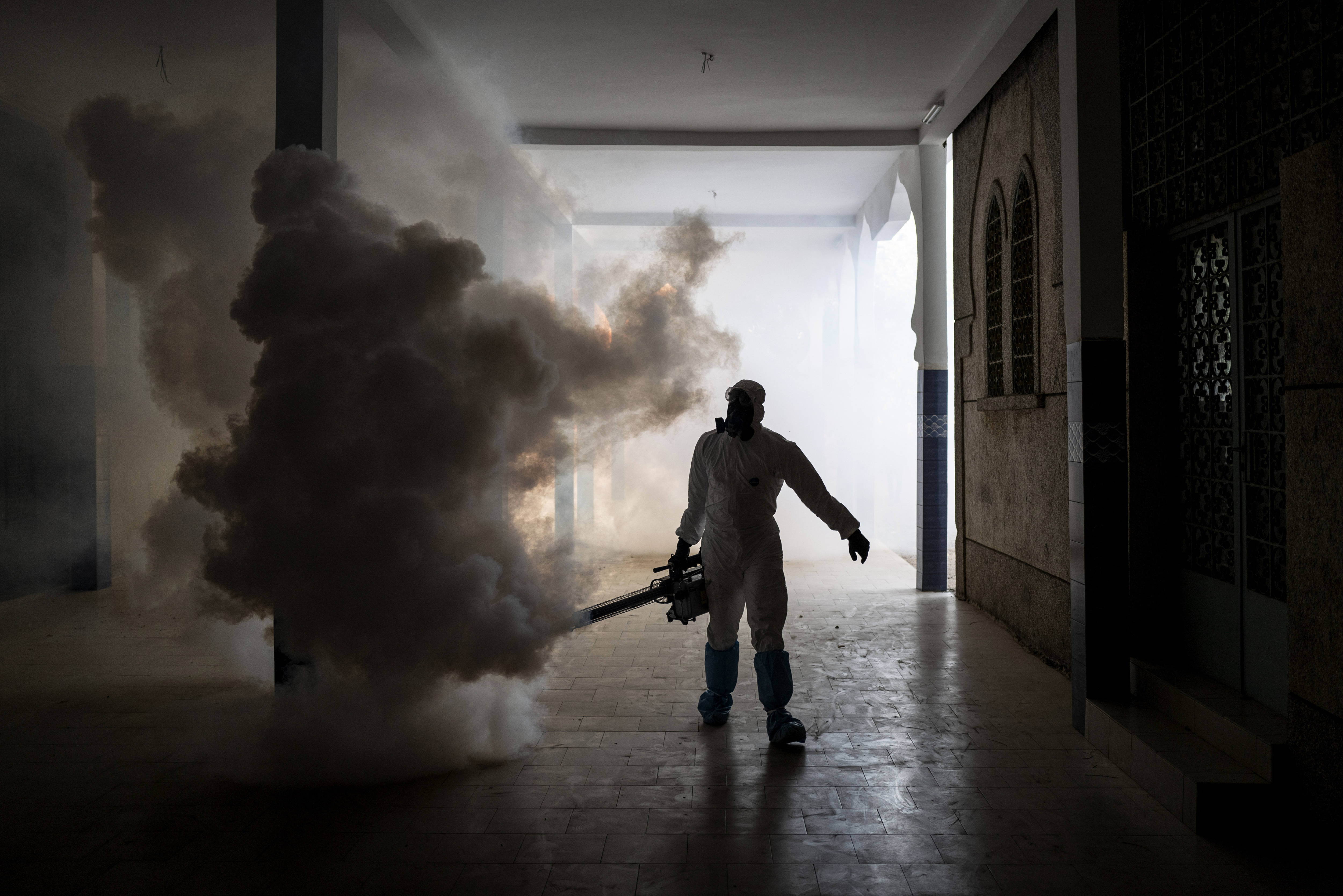 Un agent d'entretien désinfecte une mosquée à Dakar, au Sénégal, le 1er avril 2020.