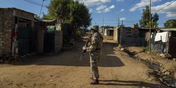 En Afrique du Sud, l’armée pour faire respecter le confinement.