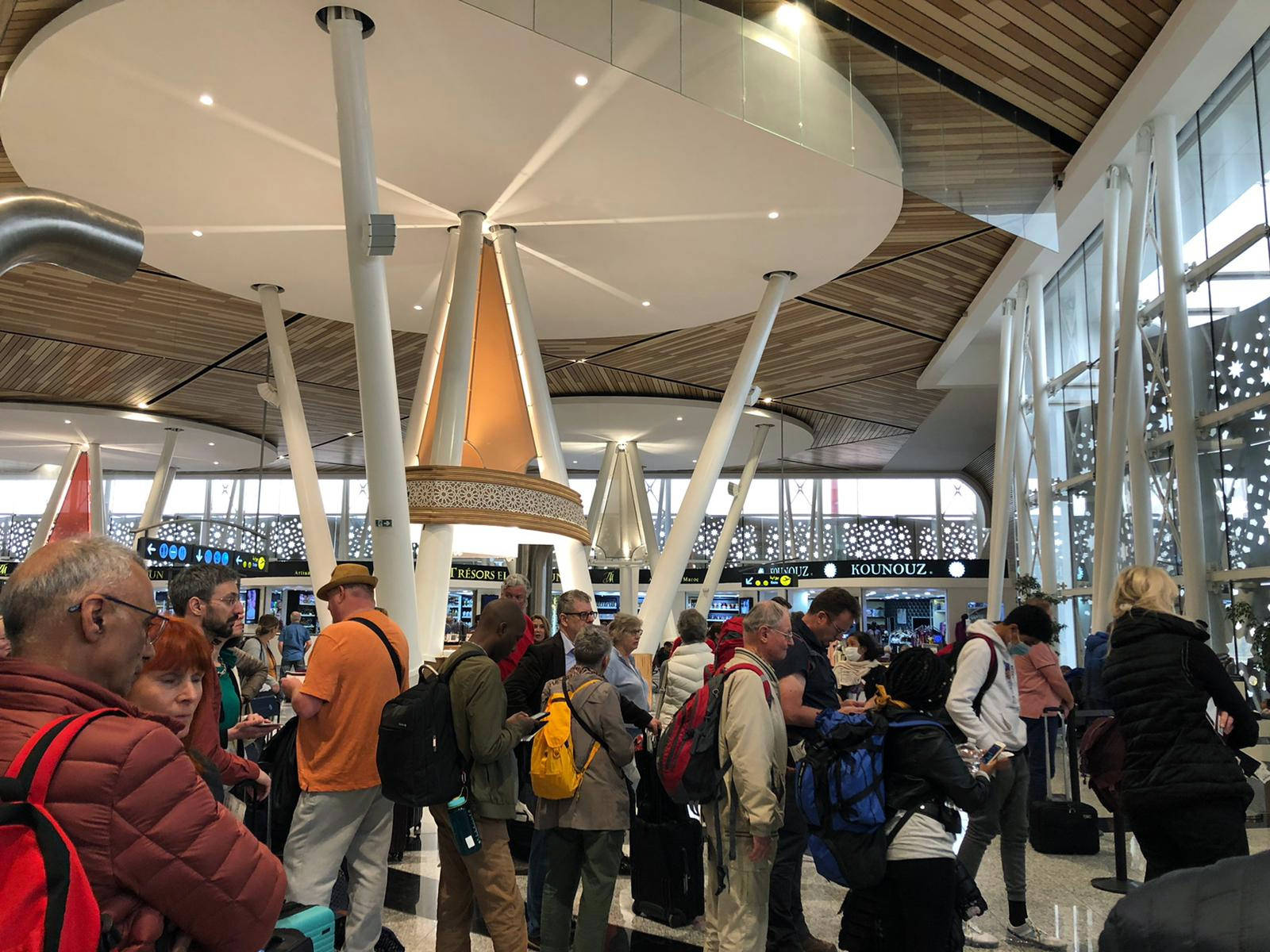 Des touristes bloqués à l’aéroport de Marrakech pour cause de suspension des vols en pleine crise du coronavirus, le 19 mars 2020 (archive).