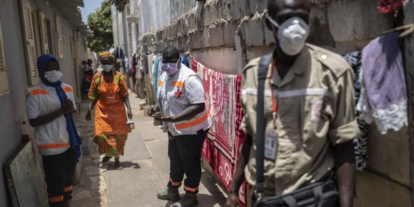 Des volontaires de la Croix Rouge lors d’une opération de sensibilisation sur la pandémie de coronavirus, à Dakar, le 18 avril 2020.