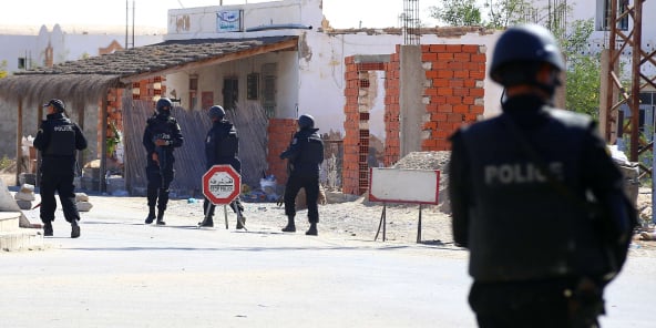 Des policiers tunisiens recherchent des assaillants toujours en fuite dans la banlieue de Ben Guerdane, dans le sud de la Tunisie, en mars 2016 (image d’illustration).