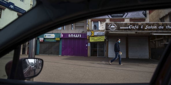 Rideaux tirés sur les commerces de Rabat, le 15 avril 2020.