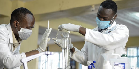 Des techniciens de laboratoires produisent du gel pour les mains à l’université Mount Kenya, à Nairobi, le 25 mars 2020.