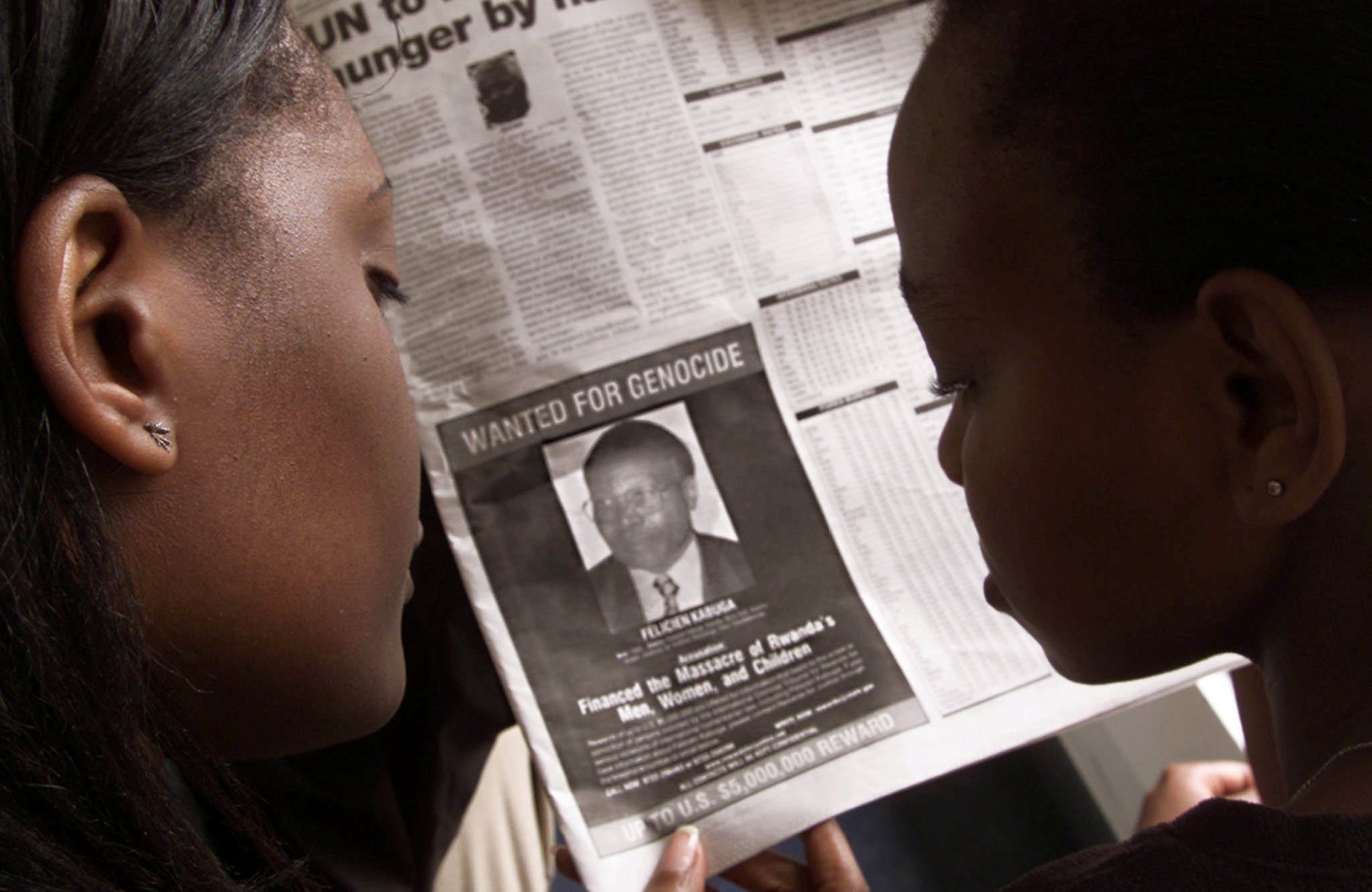 La photo de Félicien Kabuga dans un journal kényan, le 12 juin 2002, alors que les État-Unis avaient lancé une campagne médiatique pour le retrouver. © George Mulala/Reuters