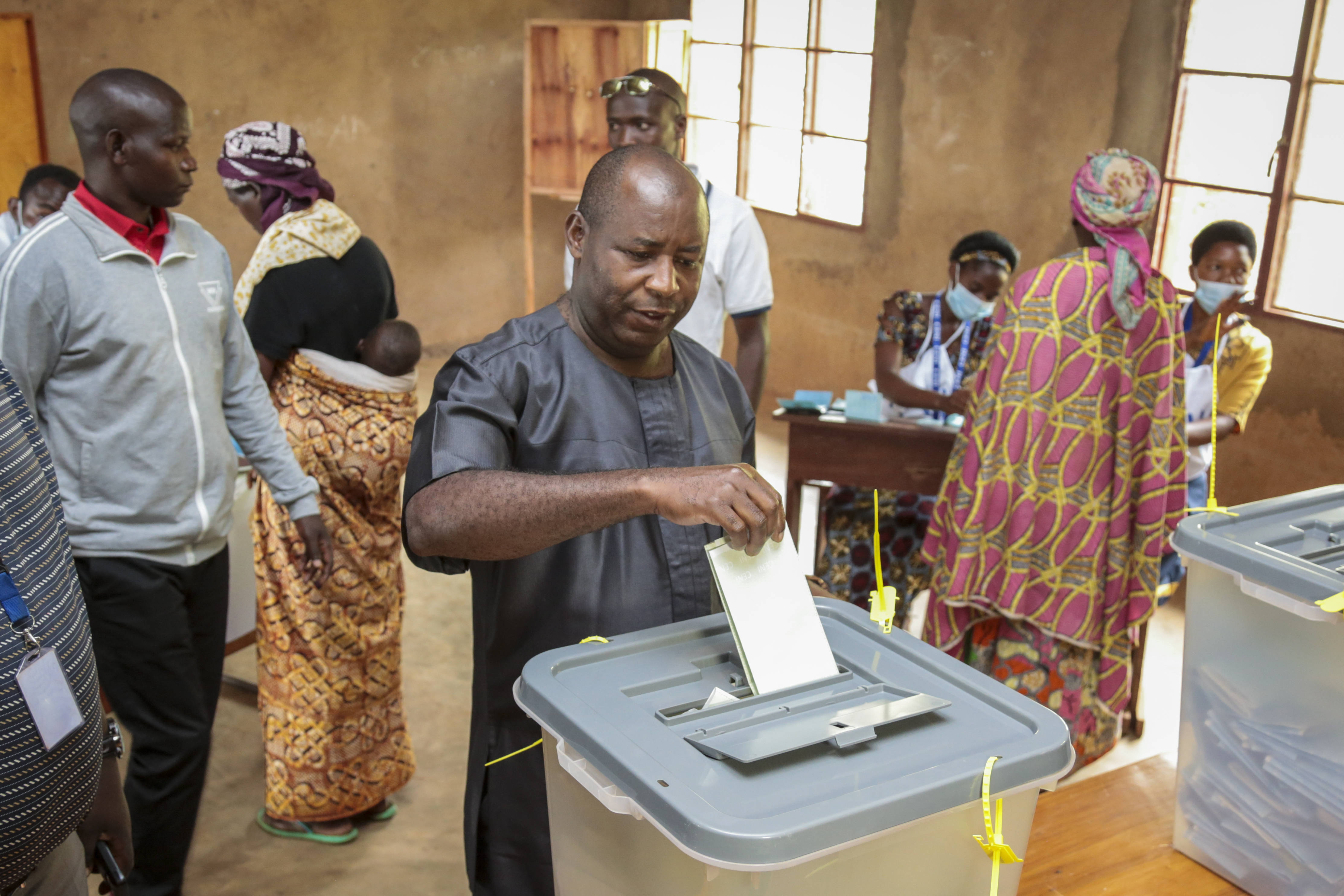 Évariste Ndayishimiye, candidat du CNDD-FDD à la présidentielle au Burundi, lors du vote le 20 mai 2020, à Giheta, dans la province de Gitega.