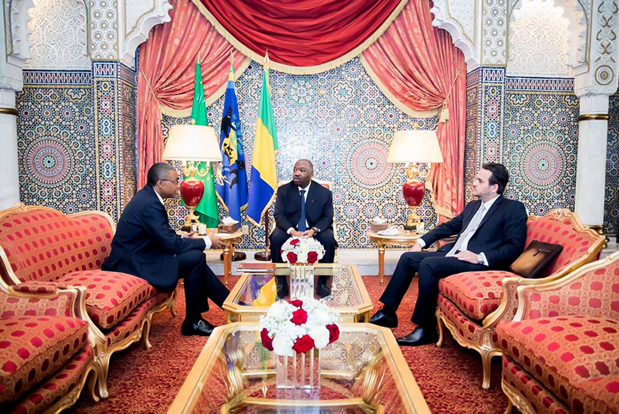 Brice Laccruche Alihanga (à dr.) aux côtés d’Ali Bongo Ondimba (au centre) et du secrétaire général de la présidence, Jean-Yves Teale, le 25 février 2019, à Libreville. © Gabonese Presidency/AFP