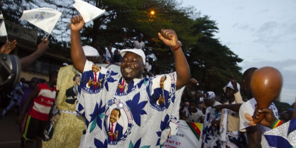 Un supporter de Paul Biya célèbre la réélection du président camerounais pour un septième mandat, le 22 octobre 2018 à Yaoundé.