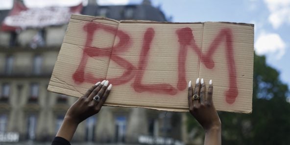 Une pancarte indiquant "BLM", "Black Lives Matter", lors d'une manifestation contre les violences policières en France, le 13 juin 2020.