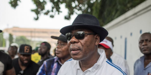 L’ancien président béninois Thomas Boni Yayi devant la demeure de son prédécesseur Nicéphore Soglo en avril 2019 à Cadjehoun, un district de Cotonou.