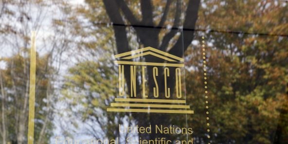Le logo de l’Unesco à l’entrée de son siège parisien, le 17 octobre 2016.