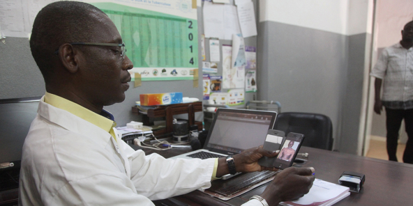 Le professeur Ousmane Faye, chef du service de dermatologie au sein du Centre national d'appui à la lutte contre la maladie, à Bamako, en 2017.