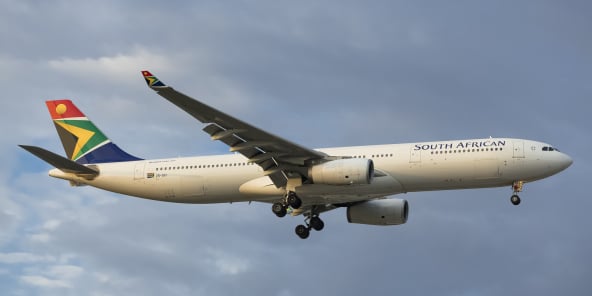 Un Airbus A330 de la compagnie South African Airways dans le ciel britannique, en août 2019.